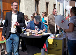 Oberbürgermeister Michael Ebling am Stand der Fluglärmgegner auf dem Bretzelfest 2012